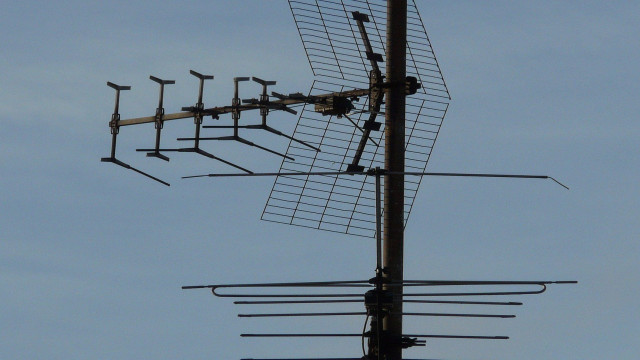 radiochastotnyy-haos-kto-upravlyaet-efirom-i-pochemu-eto-vazhno